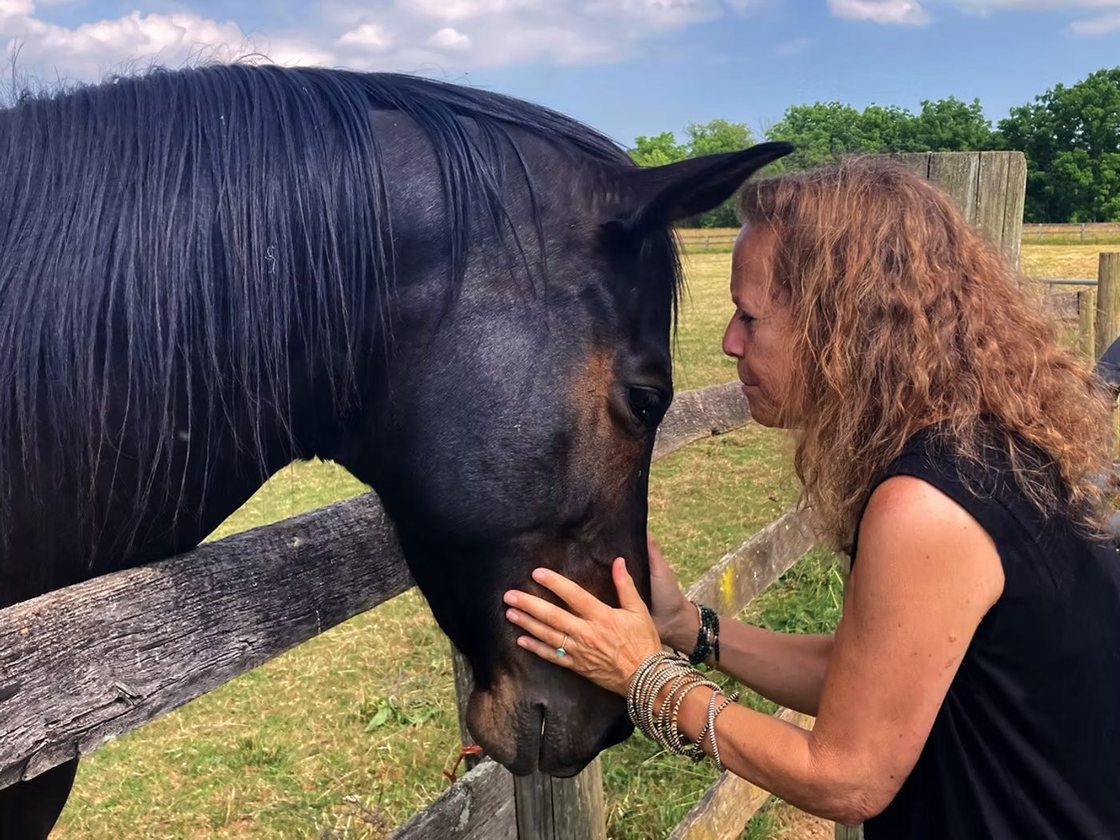 Donna Sue Rosenthal forehead to forehead with a horse